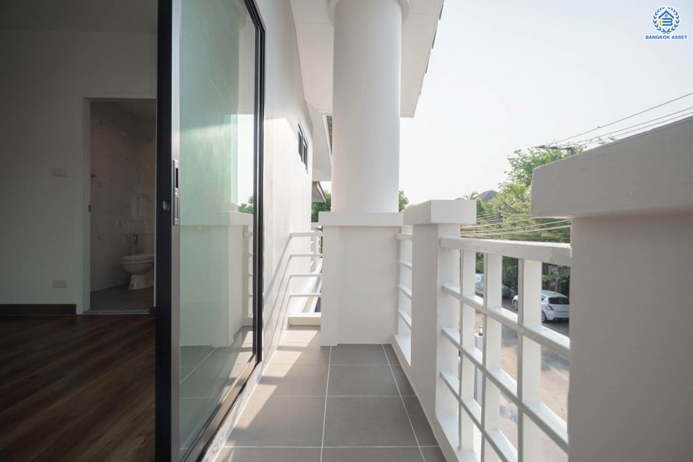 บ้านมือสองตกแต่งใหม่ โครงการ ดิเอมเมอรัลด์การ์เด้น ทวีวัฒนา เนื้อที่ 80 ตร.ว. ฟังก์ชัน 4 ห้องนอน 3 ห้องน้ำ จอดรถได้ 2 คัน บนทำเลศักยภาพเชื่อมต่อหลายเส้นทาง ทั้ง ถนนทวีวัฒนา, ถนนพุทธมณฑลสาย4, ถนนบรมราชชนนี ใกล้เซ็นทรัลปิ่นเกล้า และมหาวิทยาลัยมหิดล